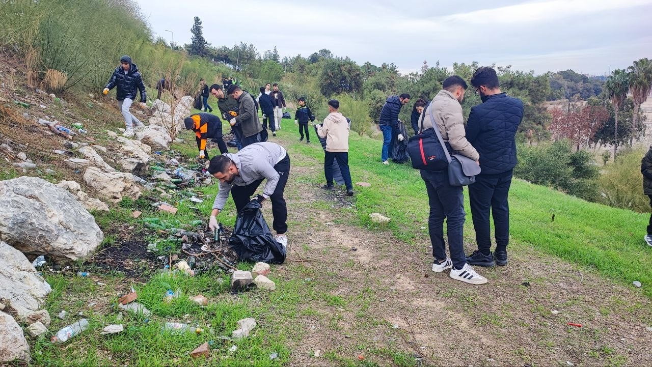 ADANA’DA ÇEVRE KİRLİLİĞİNE DİKKAT ÇEKMEK İSTEYEN ÇEVRE DOSTU GÖNÜLLÜLER, BİR ARAYA GELEREK ÇÖP...