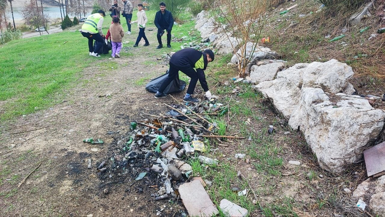 ADANA’DA ÇEVRE KİRLİLİĞİNE DİKKAT ÇEKMEK İSTEYEN ÇEVRE DOSTU GÖNÜLLÜLER, BİR ARAYA GELEREK ÇÖP...