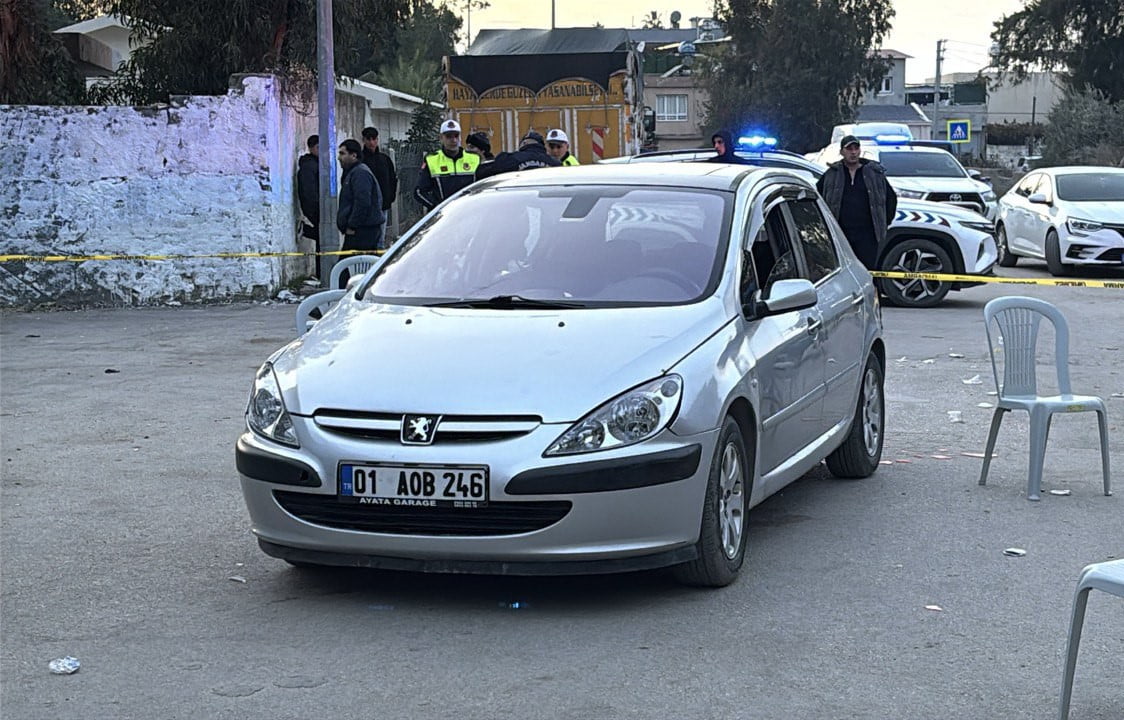 ADANA’DA DÜĞÜNDE KARŞILAŞAN KAN DAVALILAR  ARASINDA ÇIKAN SİLAHLI ÇATIŞMADA BİR KİŞİ HAYATINI...