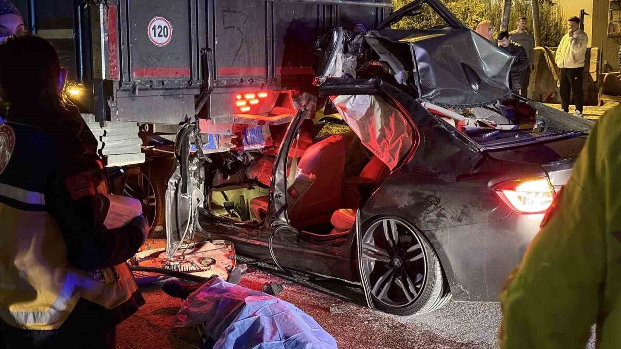 ADANA’DA KAZA YAPTIĞI İÇİN YOLDA DURAN KAMYONA ARKADAN ÇARPAN LÜKS ARACIN SÜRÜCÜSÜ HAYATINI...