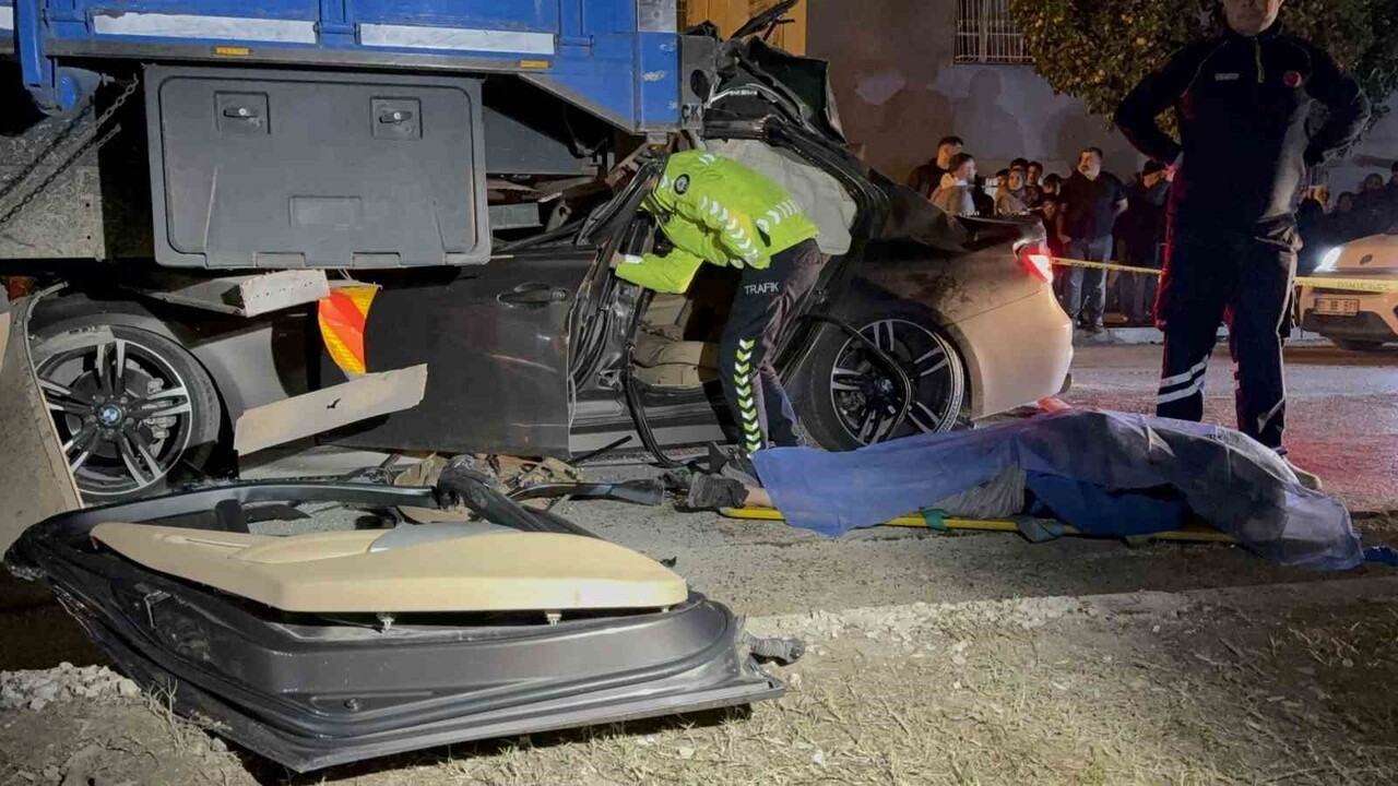 ADANA’DA KAZA YAPTIĞI İÇİN YOLDA DURAN KAMYONA ARKADAN ÇARPAN LÜKS ARACIN SÜRÜCÜSÜ HAYATINI...