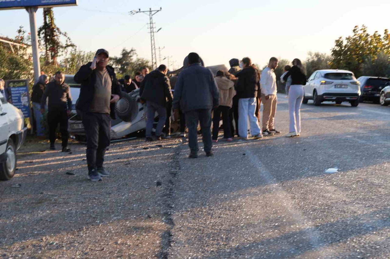 ADANA’DA KOZAN-KADİRLİ YOLUNDA HATALI SOLLAMA YAPTIĞI İDDİA EDİLEN OTOMOBİLİN TAKLA ATMASI SONUCU...