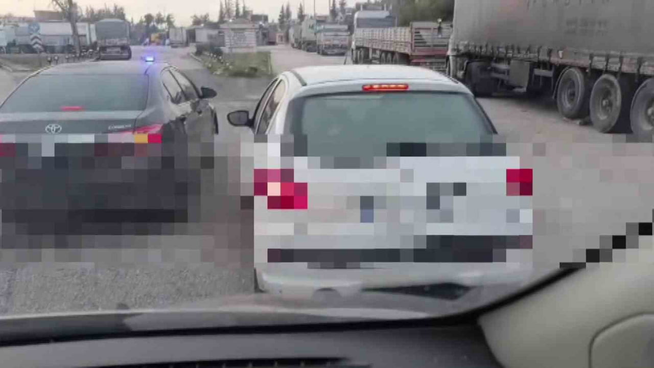 ADANA’DA NEFES KESEN TAKİP SONUCU DURDURULAN OTOMOBİLDE BULUNAN DAMACANALARDAN 28 KİLO 650 GRAM...