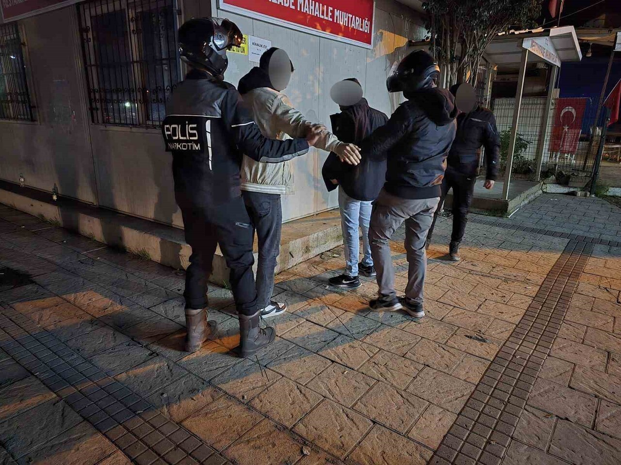 ADANA’DA PARKLARDA VE SOKAK ARALARINDA UYUŞTURUCU MADDE KULLANAN KİŞİLERE YÖNELİK YAPILAN...