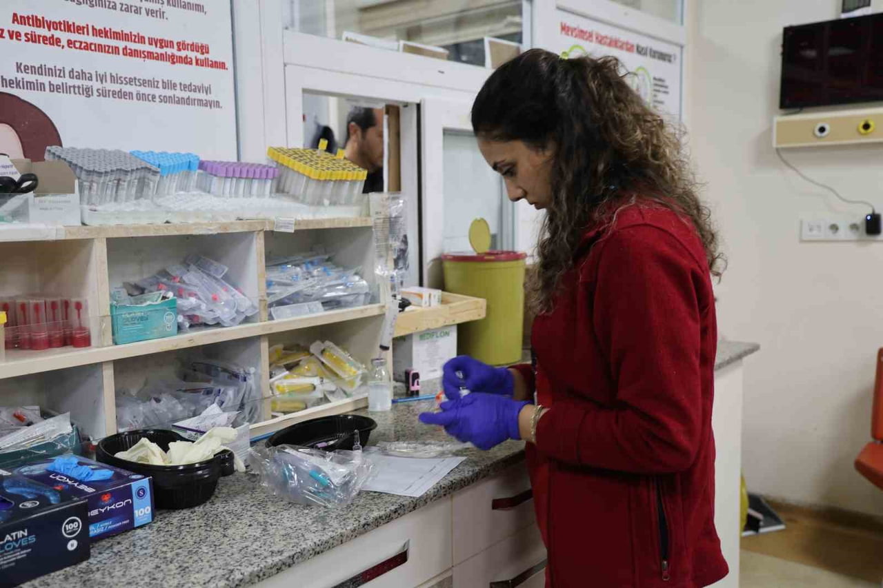 ADANA’DA SAĞLIK ÇALIŞANLARI, YENİ YILA SAATLER KALA HASTANELERDE ZORLU MESAİLERİNİ...