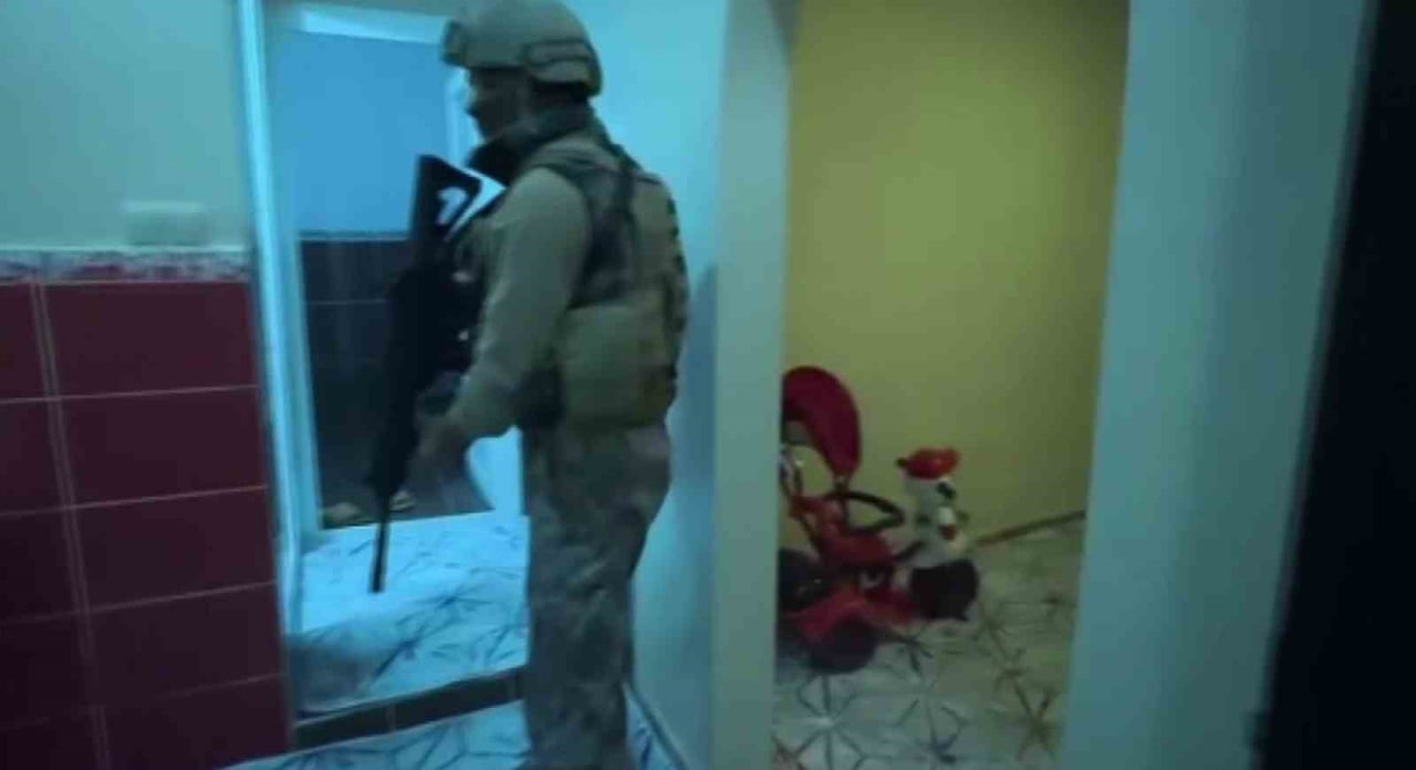 ADANA’DA UYUŞTURUCU SATICILARINA YÖNELİK ŞAFAK VAKTİ GERÇEKLEŞTİRİLEN OPERASYONDA 24 ŞÜPHELİ...