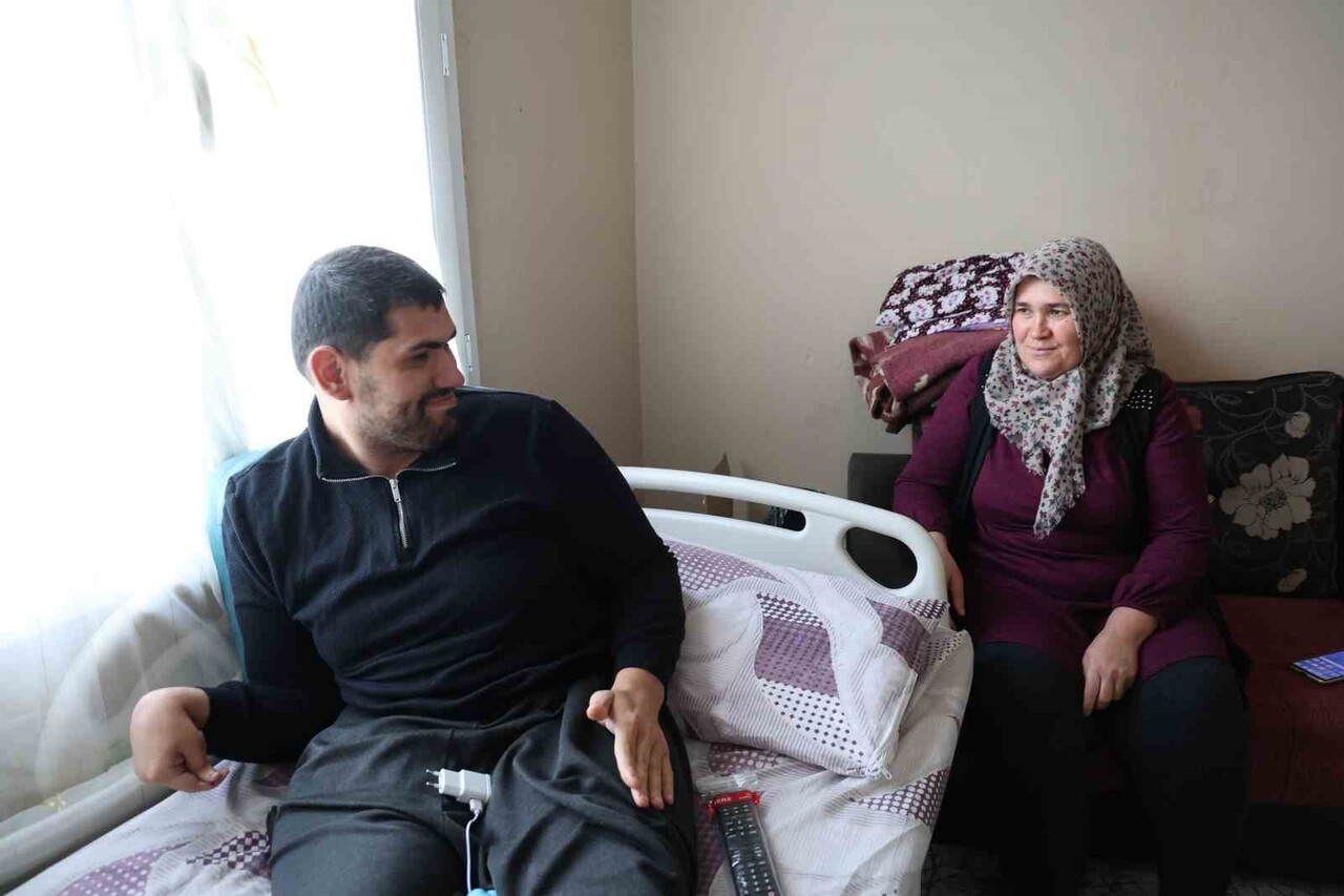 ADANA’DA YAŞAYAN 30 YAŞINDAKİ OKAN ERSİN, 6 YAŞINDAYKEN BAHÇEDE OYNADIĞI SIRADA BOYNUNA BATAN BİR...