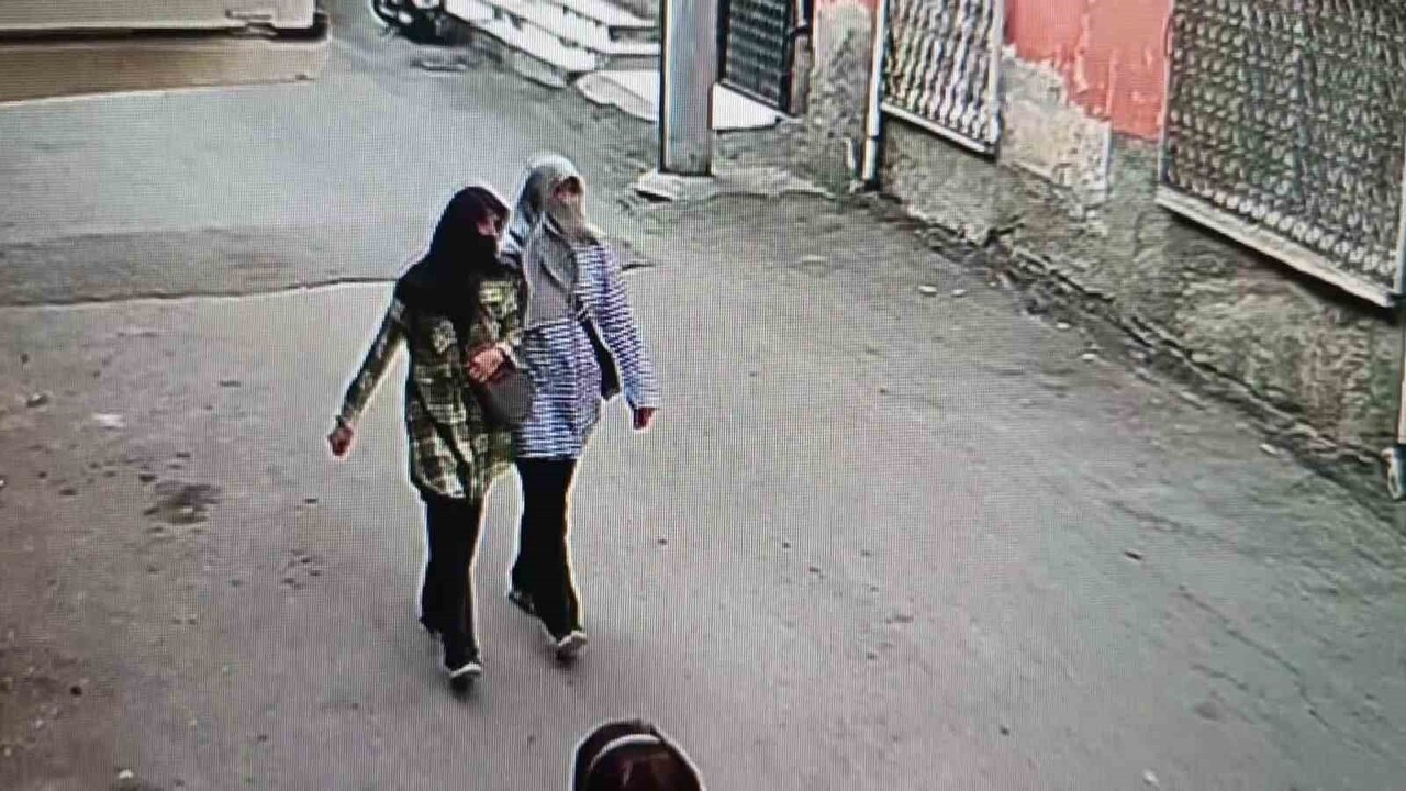 ADANA’DA, YÜZLERİNİ EŞARPLA GİZLEYEN KADIN ŞÜPHELİLERİN KAPILARINI ZORLAYARAK GİRDİKLERİ İKİ EVDEN...