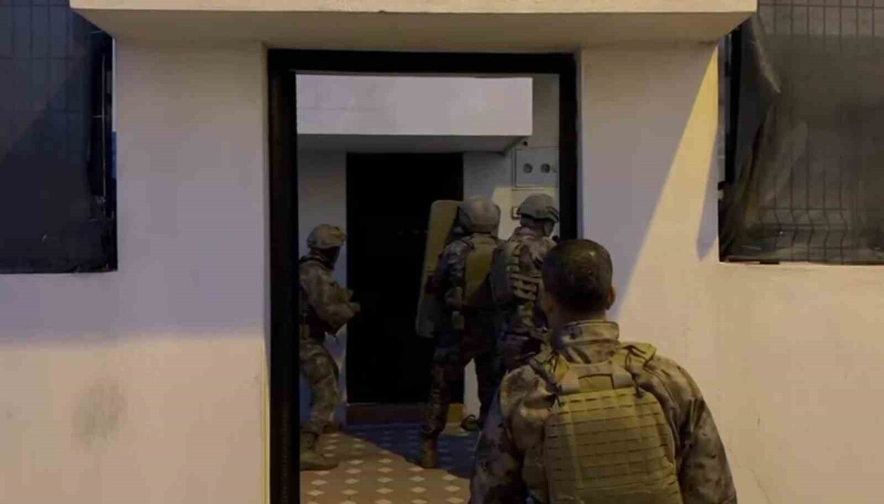 ADANA MERKEZLİ 6 İLDE SİLAH VE MÜHİMMAT TİCARETİ İLE SORUŞTURMANIN GİZLİLİĞİ İHLALİ YAPAN ŞEBEKEYE...