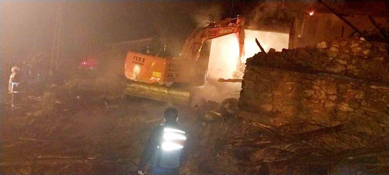 ADANA’NIN FEKE İLÇESİNE BAĞLI ÇANDIRLAR MAHALLESİ’NDE ÇIKAN YANGIN, BİR EVİ TAMAMEN KULLANILMAZ...