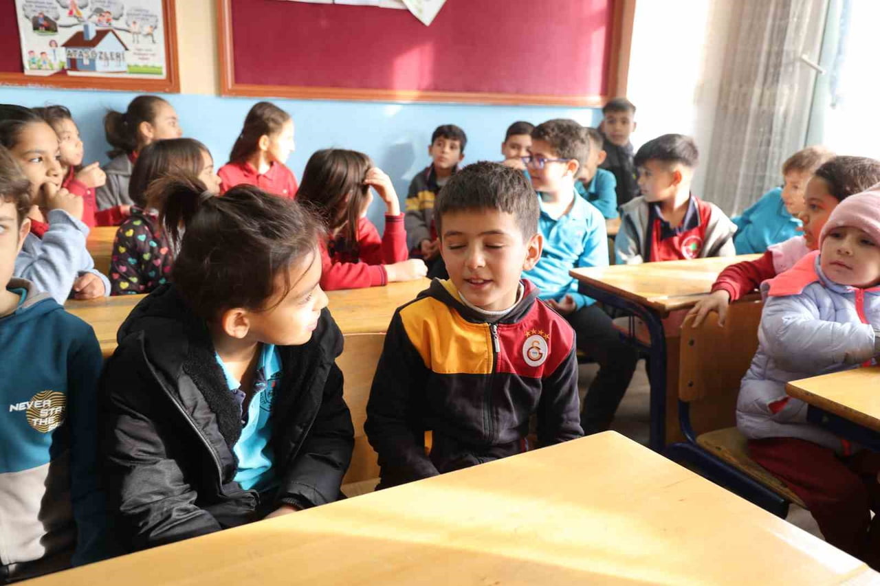 ADANA’NIN KOZAN İLÇESİNDE 9 YAŞINDAKİ MİNİK ÖĞRENCİLER, OKULLARDA YAŞANAN AKRAN ZORBALIĞI VE...