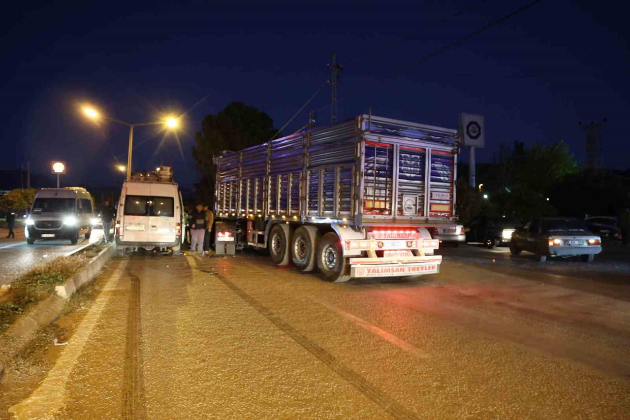 ADANA’NIN KOZAN İLÇESİNDE TIR İLE NARENCİYE İŞÇİLERİNİ TAŞIYAN MİNİBÜSÜN ÇARPIŞMASI SONUCU MEYDANA...