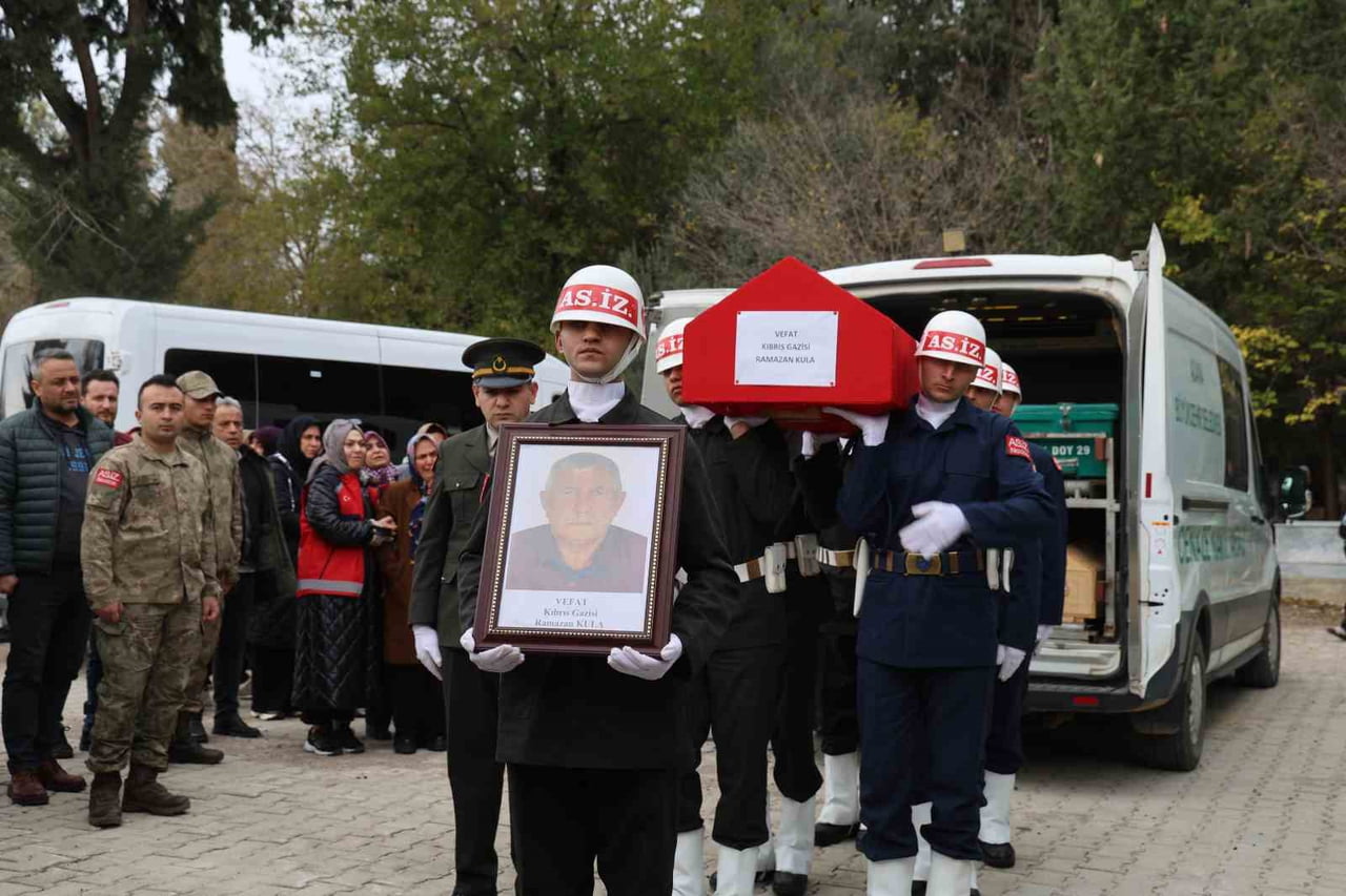 ADANA’NIN KOZAN İLÇESİNDE YAŞAYAN KIBRIS GAZİSİ RAMAZAN KULA, DÜZENLENEN ASKERİ TÖRENLE SON...