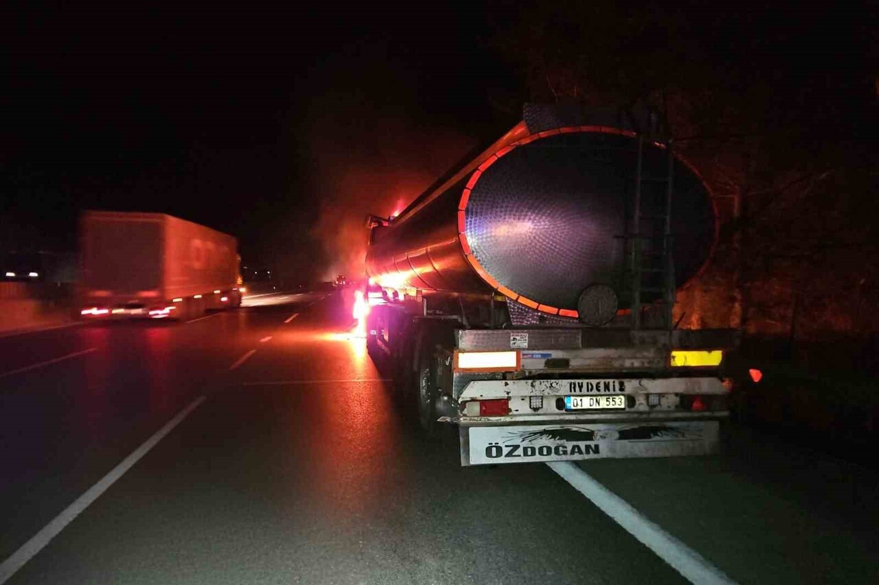ADANA’NIN POZANTI İLÇESİNDE YAĞ YÜKLÜ TANKERDE ÇIKIP ORMANLIK ALANA SIÇRAYAN YANGIN...