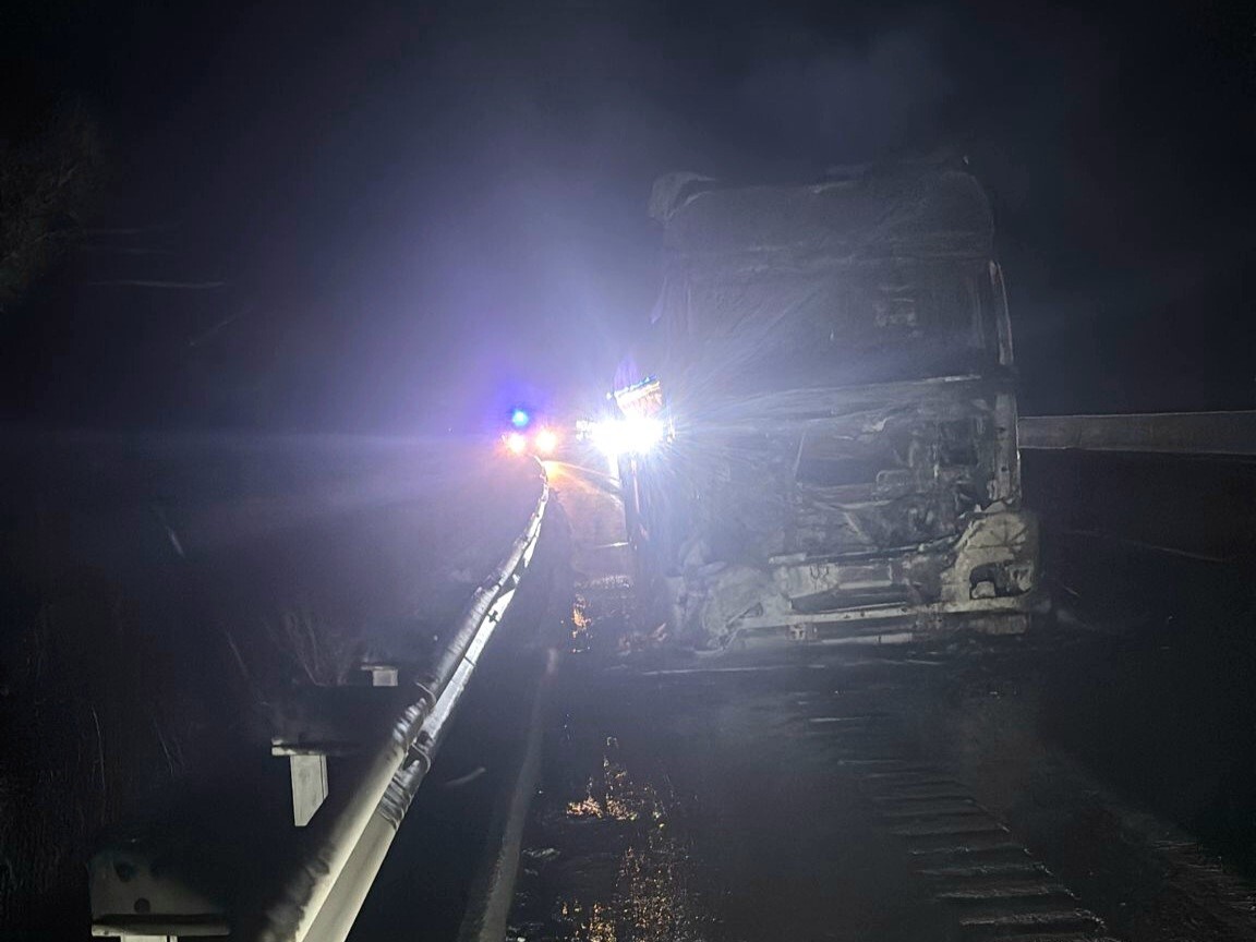 ADANA’NIN POZANTI İLÇESİNDE YAĞ YÜKLÜ TANKERDE ÇIKIP ORMANLIK ALANA SIÇRAYAN YANGIN...