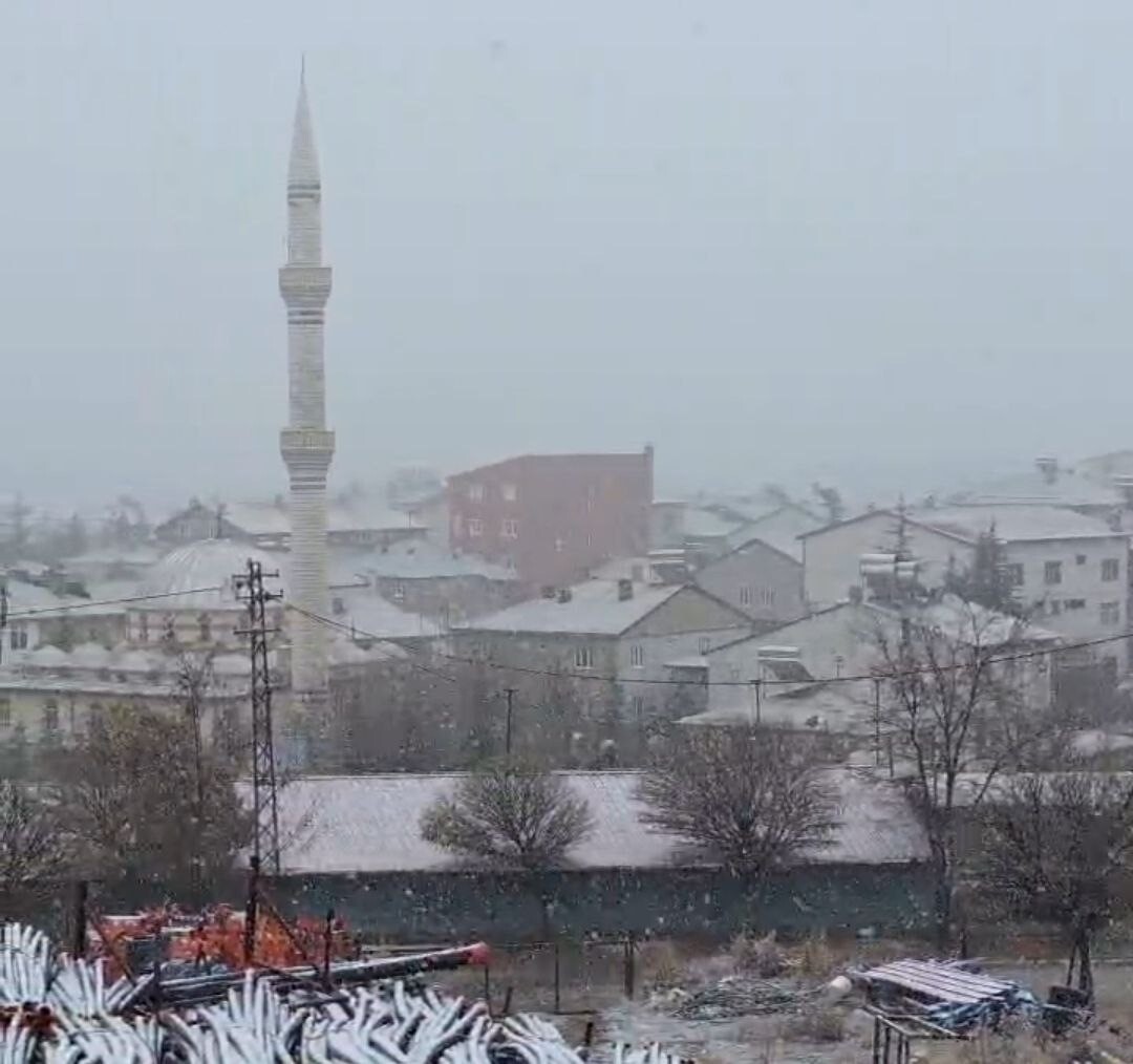 ADANA’NIN TUFANBEYLİ İLÇESİNDE KISA SÜRELİ ETKİLİ OLAN KAR YAĞIŞI VATANDAŞI...