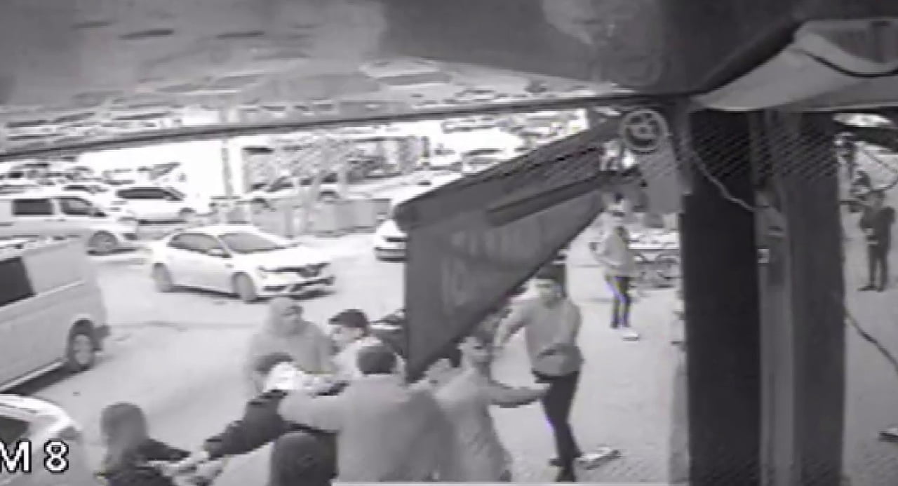 ADIYAMAN'DA BİR GRUP ŞAHSIN, YOLDA YÜRÜYEN GENÇ KIZLARA EL KOL HAREKETİ YAPMASI, YUMRUKLU VE...