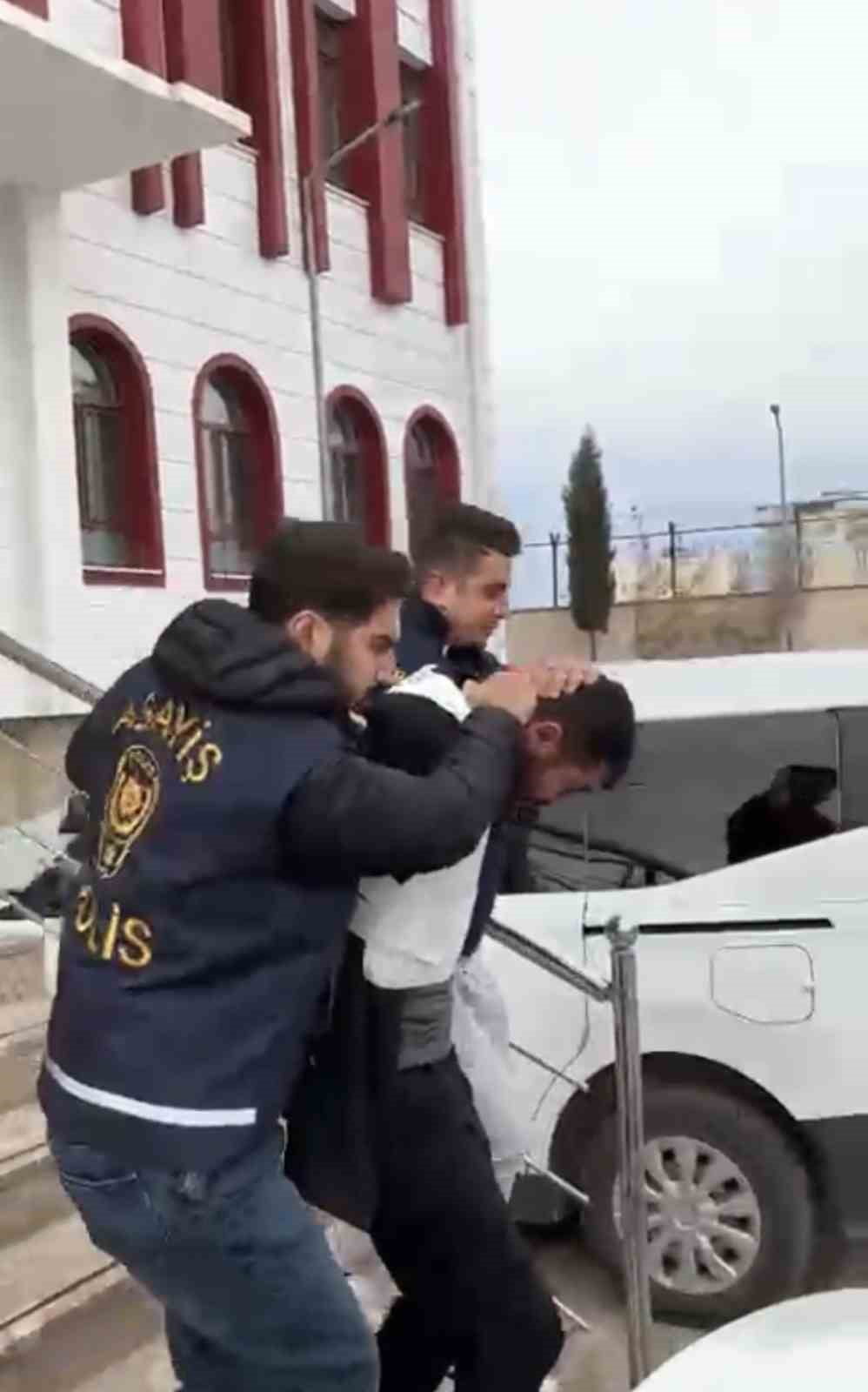 ADIYAMAN'IN KAHTA İLÇESİNDE EŞİNİ SOKA ORTASINDA ÖLDÜREN ŞAHIS, POLİS EKİPLERİNCE...