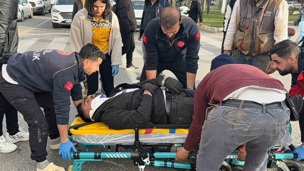 ADIYAMAN’DA BİR MOTOSİKLET SÜRÜCÜSÜ, YOLA ATLAYAN YAYAYA ÇARPMAMAK İÇİN HAMLE YAPINCA MOTOSİKLETİ...