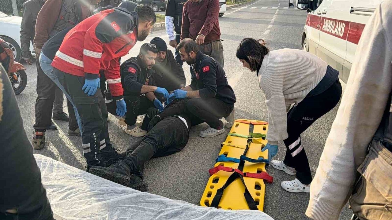 ADIYAMAN’DA BİR MOTOSİKLET SÜRÜCÜSÜ, YOLA ATLAYAN YAYAYA ÇARPMAMAK İÇİN HAMLE YAPINCA MOTOSİKLETİ...