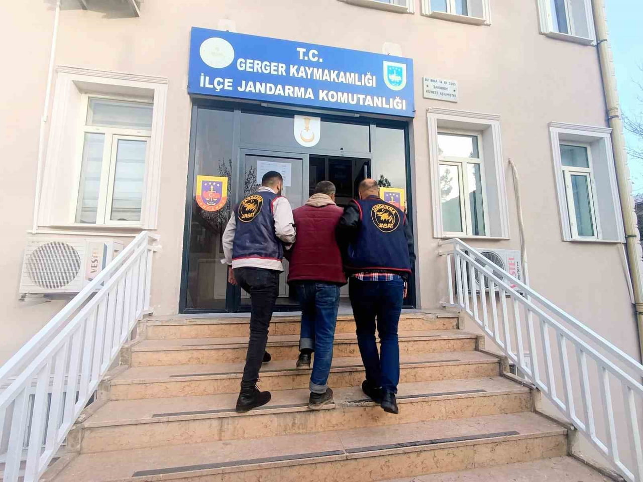 ADIYAMAN’DA, HAKKINDA 10 YIL KESİNLEŞMİŞ HAPİS CEZASI BULUNAN ŞAHIS YAKALANDI.