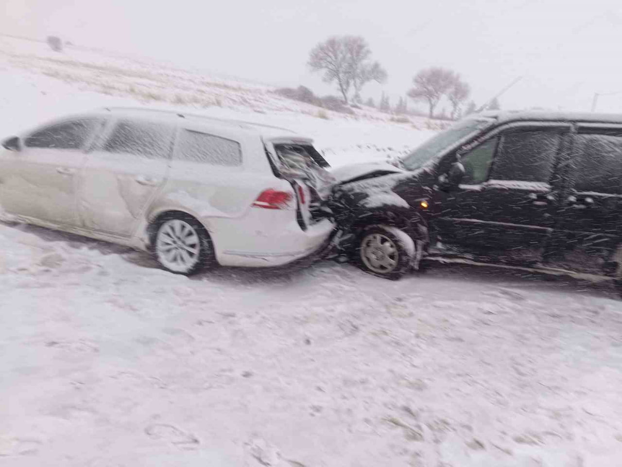 ADIYAMAN’DA KARLI YOLDA KAYAN İKİ ARACIN ÇARPIŞMASI SONUCU 1 KİŞİ YARALANDI.
