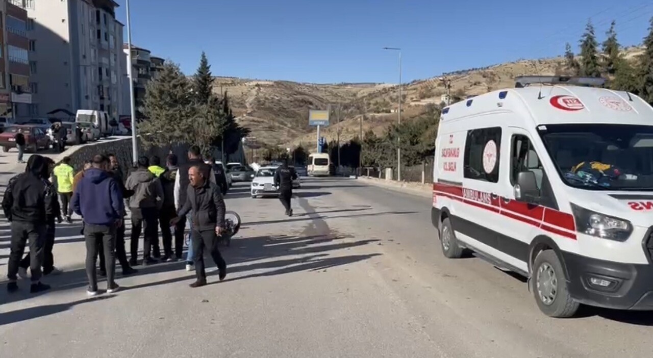 ADIYAMAN’DA MOTOSİKLET İLE OTOMOBİLİN ÇARPIŞMASI SONUCU MEYDANA GELEN KAZADA 1 KİŞİ...