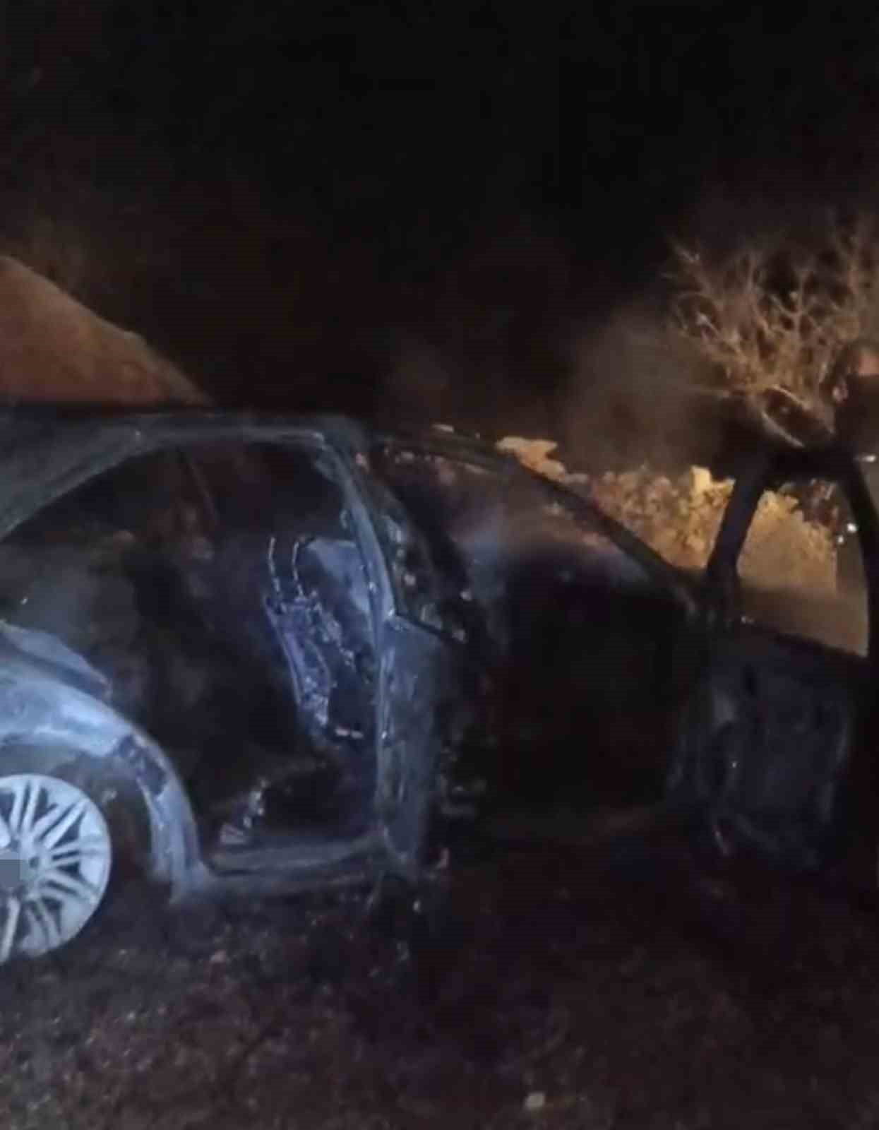 ADIYAMAN’DA SEYİR HALİNDEKİ BİR OTOMOBİL YANARAK KULLANILAMAZ HALE GELDİ.