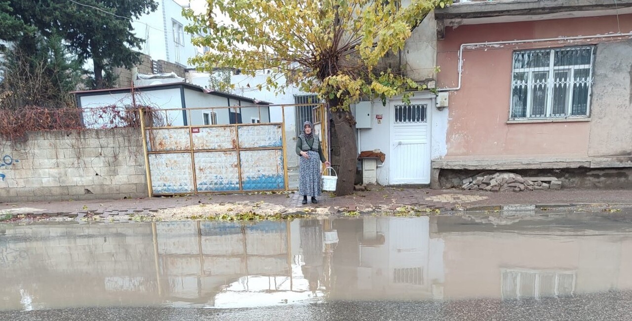 ADIYAMAN’DA, YAĞIŞLARDAN DOLAYI YOLDA BİRİKEN SULAR EVLERİ BASTI.