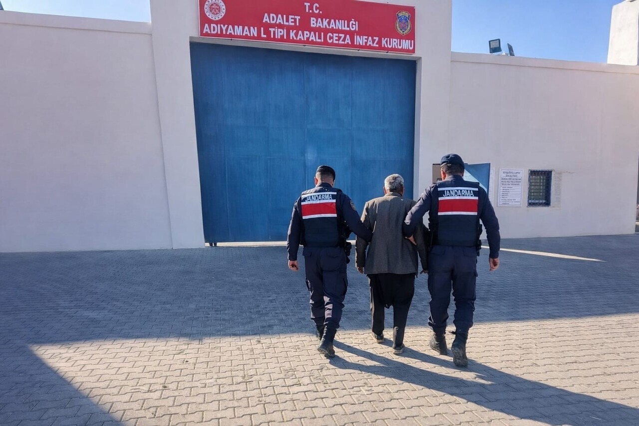 ADIYAMAN İL JANDARMA KOMUTANLIĞI EKİPLERİ, 10 YIL, 5 AY KESİNLEŞMİŞ HAPİS CEZASI BULUNAN ŞAHSI...