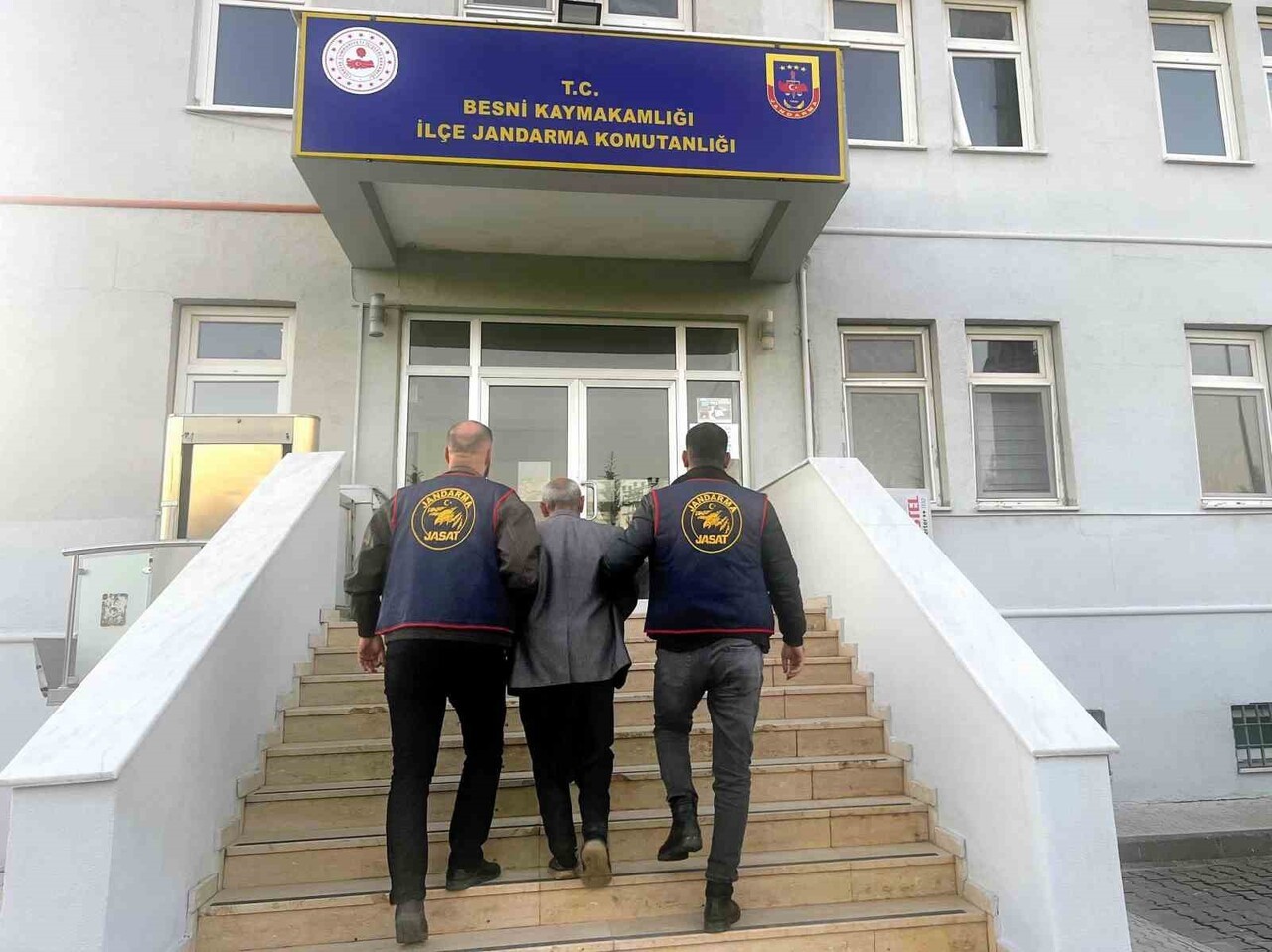 ADIYAMAN İL JANDARMA KOMUTANLIĞI EKİPLERİ, 10 YIL, 5 AY KESİNLEŞMİŞ HAPİS CEZASI BULUNAN ŞAHSI...