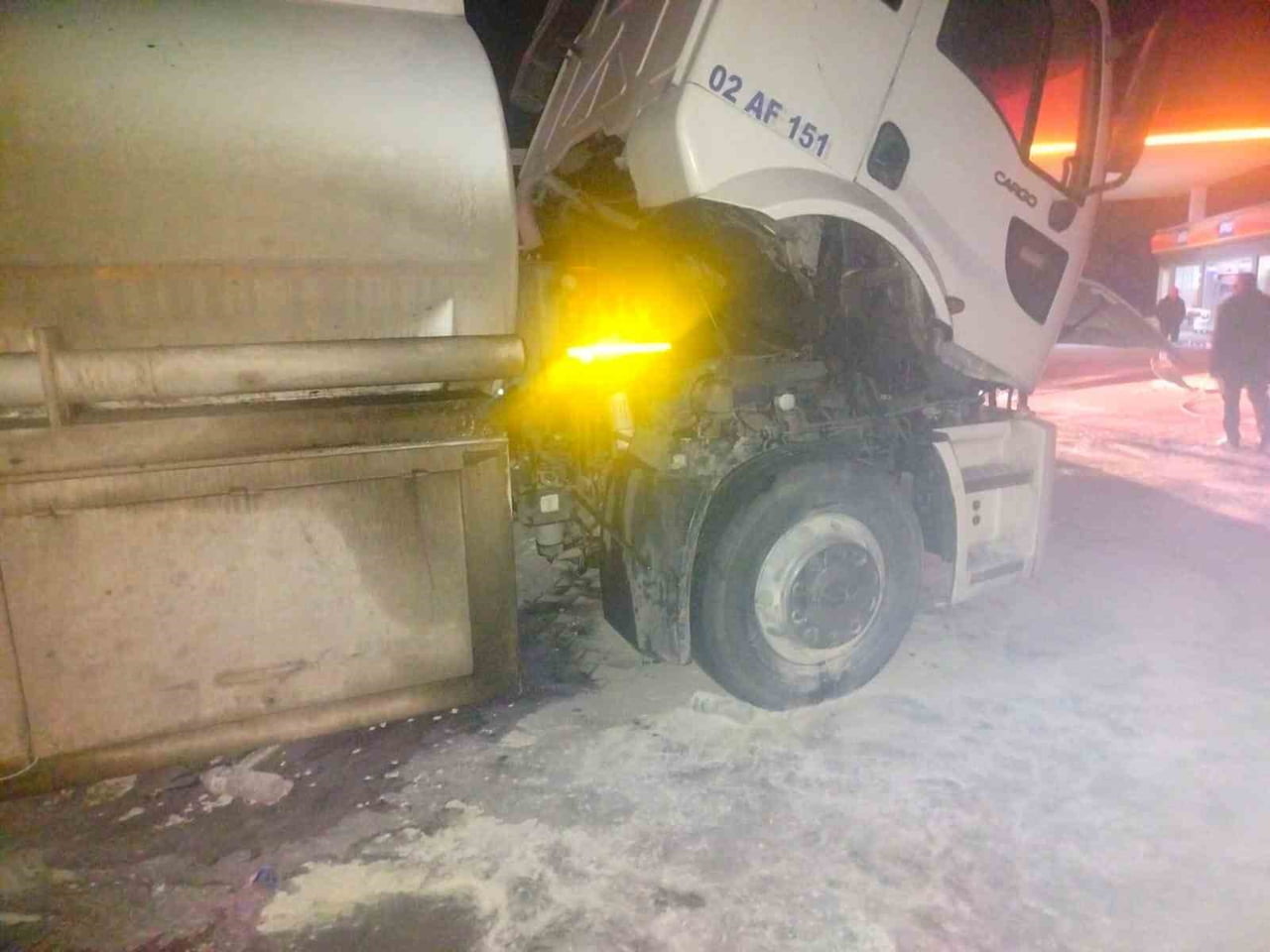 ADIYAMAN’IN GÖLBAŞI İLÇESİNDE YAKIT YÜKLÜ TANKERDEN DUMANLARIN YÜKSELMESİ KORKUYA NEDEN...