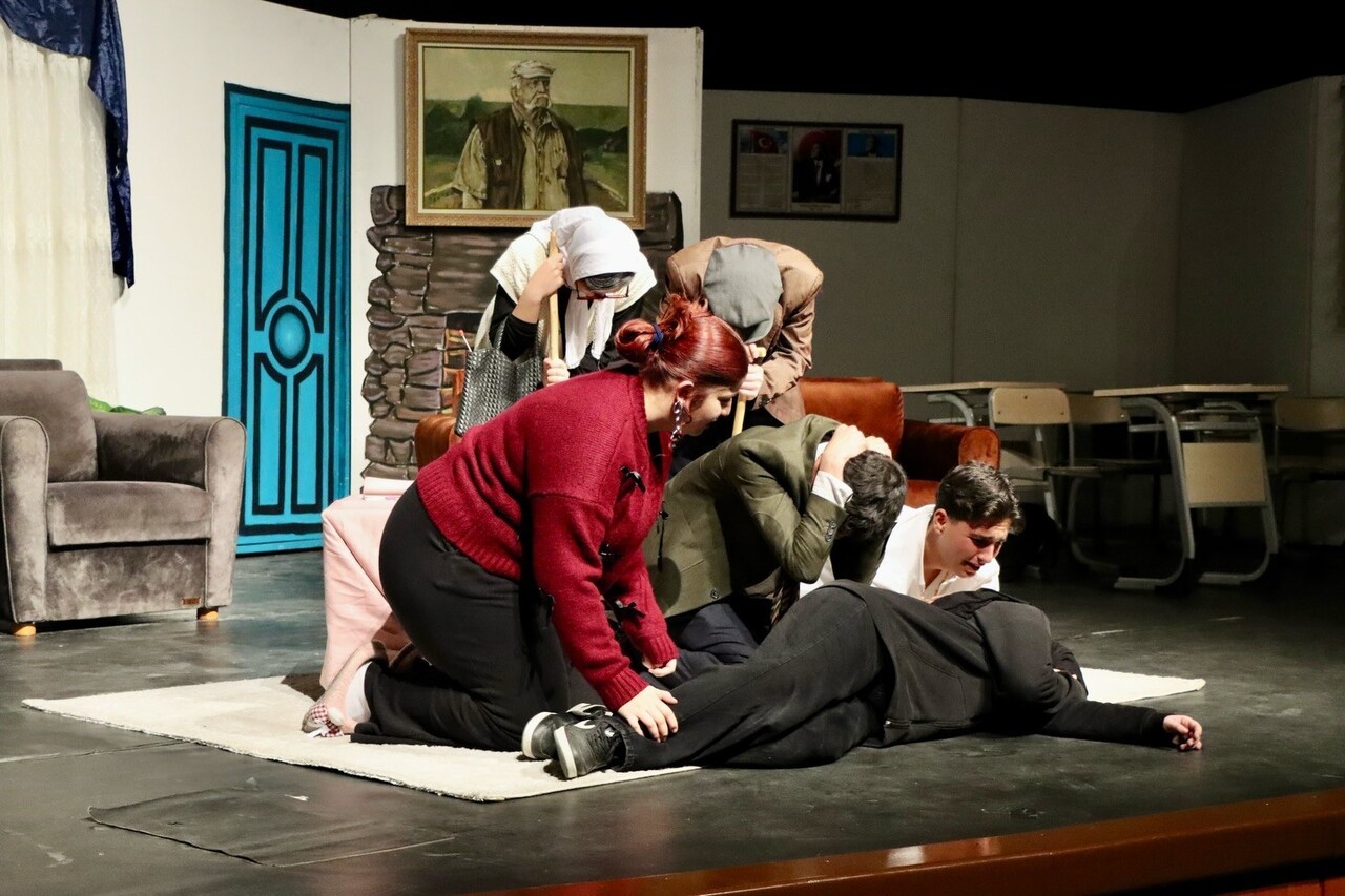 ADIYAMAN’IN KAHTA İLÇESİNDE MESUT EKNİ ANADOLU LİSESİ TİYATRO TOPLULUĞU TARAFINDAN "MODEM SUSTU...