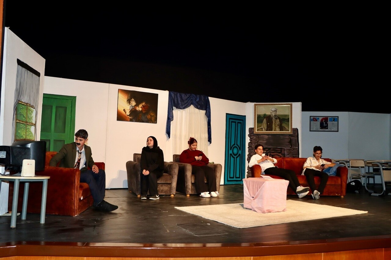 ADIYAMAN’IN KAHTA İLÇESİNDE MESUT EKNİ ANADOLU LİSESİ TİYATRO TOPLULUĞU TARAFINDAN "MODEM SUSTU...