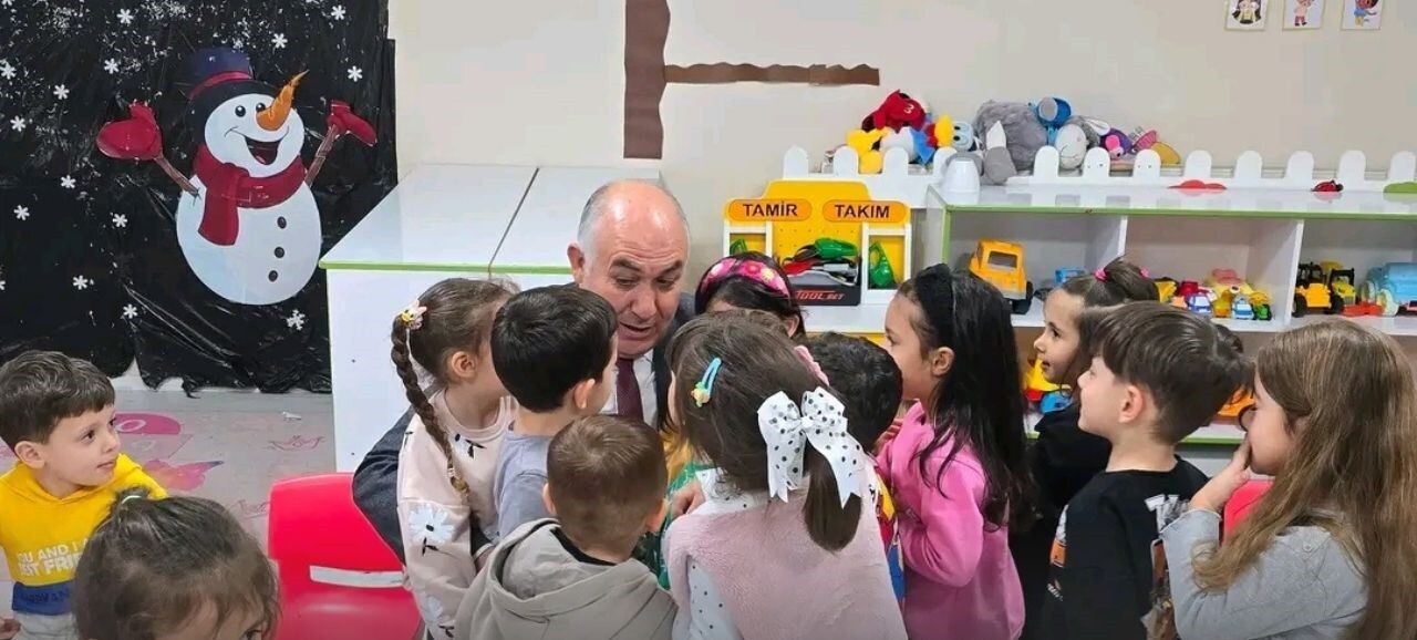 AFYONKARAHİSAR'DA EMİRDAĞ İLÇE MİLLİ EĞİTİM MÜDÜRÜ GÜRKAN EMEKSİZ, MERKEZ ANAOKULU'NDA MİNİK...