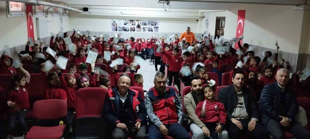 AFYONKARAHİSAR'DA GERÇEKLEŞTİRİLEN YERLİ MALI HAFTASI ETKİNLİKLERİ ÇERÇEVESİNDE ÖĞRENCİLERE GIDA...