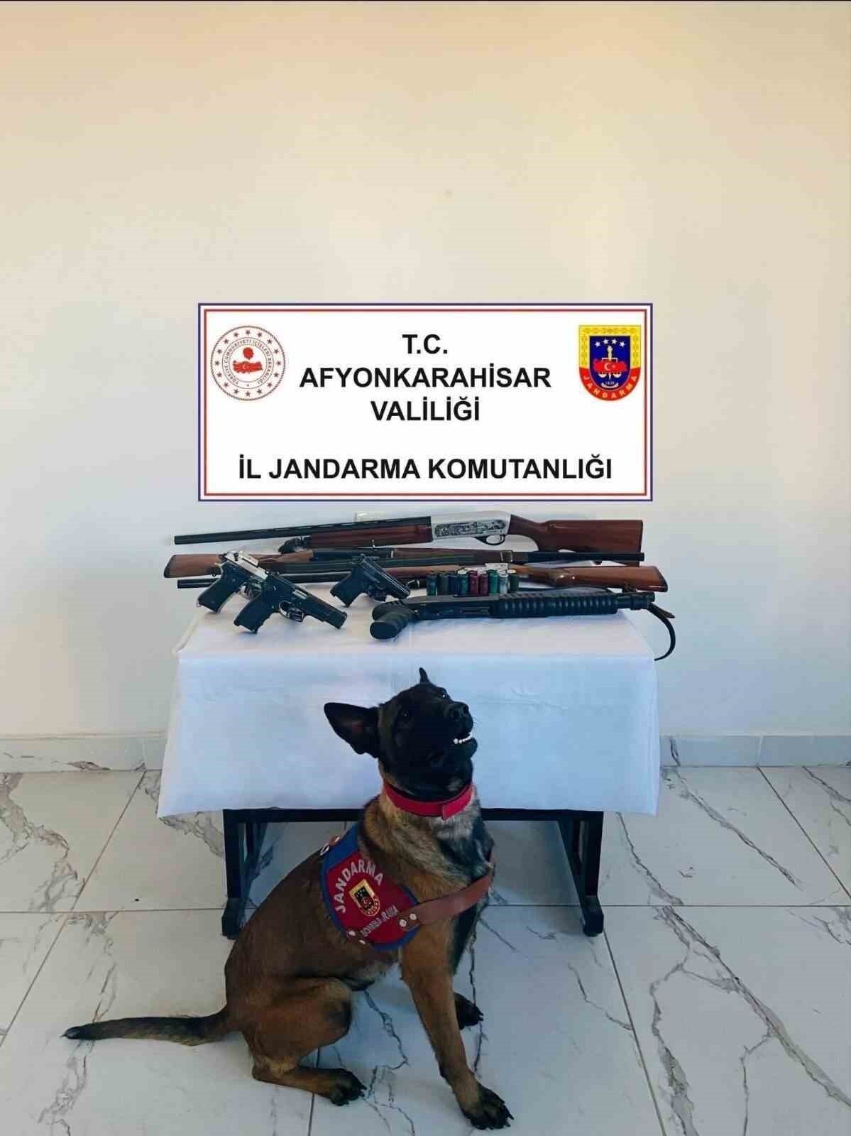 AFYONKARAHİSAR'DA JANDARMA TARAFINDAN BİR ADRESE YAPILAN BASKINDA 7 RUHSATSIZ SİLAH ELE...