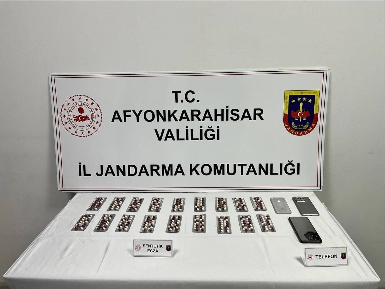 AFYONKARAHİSAR'DA JANDARMA TARAFINDAN GERÇEKLEŞTİRİLEN OPERASYONDA 252 ADET UYUŞTURUCU HAPLA...