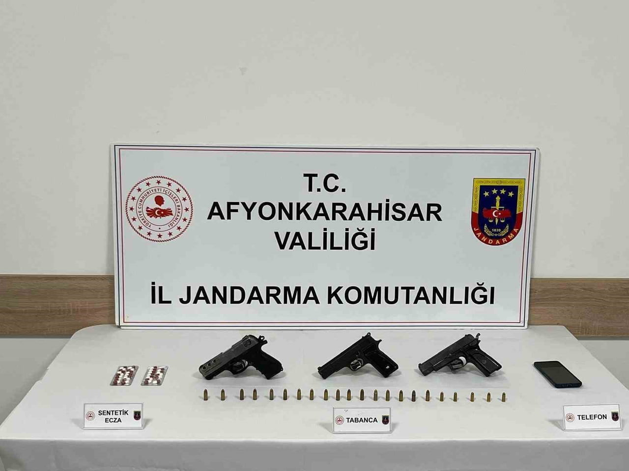 AFYONKARAHİSAR'DA JANDARMA TARAFINDAN YAPILAN OPERASYONDA UYUŞTURUCU HAP VE RUHSATSIZ TABANCALARLA...