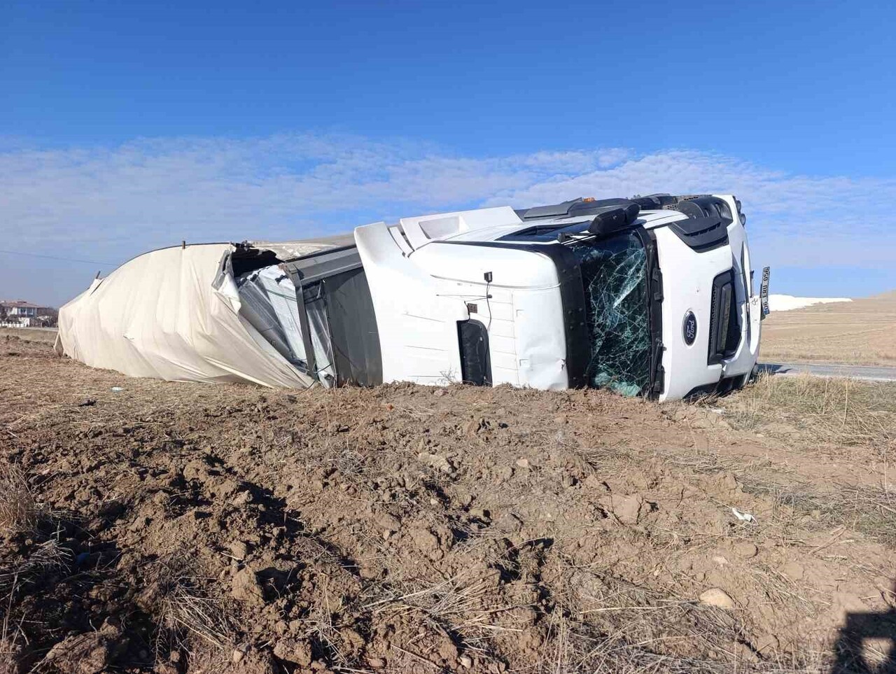 AFYONKARAHİSAR'DA KALORİFER PETEĞİ YÜKLÜ TIRIN DEVRİLMESİ SONUCU MEYDANA GELEN TRAFİK KAZASINDA 1...