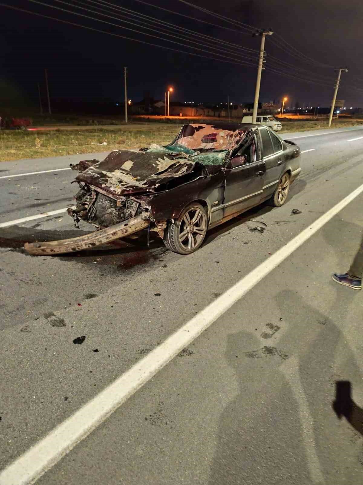 AFYONKARAHİSAR'DA KONTROLDEN ÇIKARAK ÖNÜNDEKİ TIRA ARKADAN ÇARPAN VE HURDAYA DÖNEN OTOMOBİLİN 22...