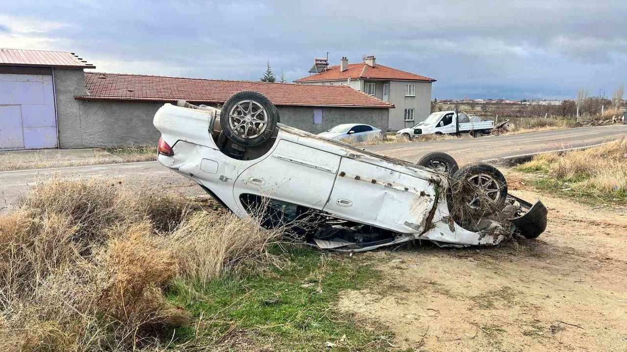 AFYONKARAHİSAR'DA KONTROLDEN ÇIKARAK YOL KENARINDAKİ ŞARAMPOLE GİREREK DEVRİLEN OTOMOBİLİN...