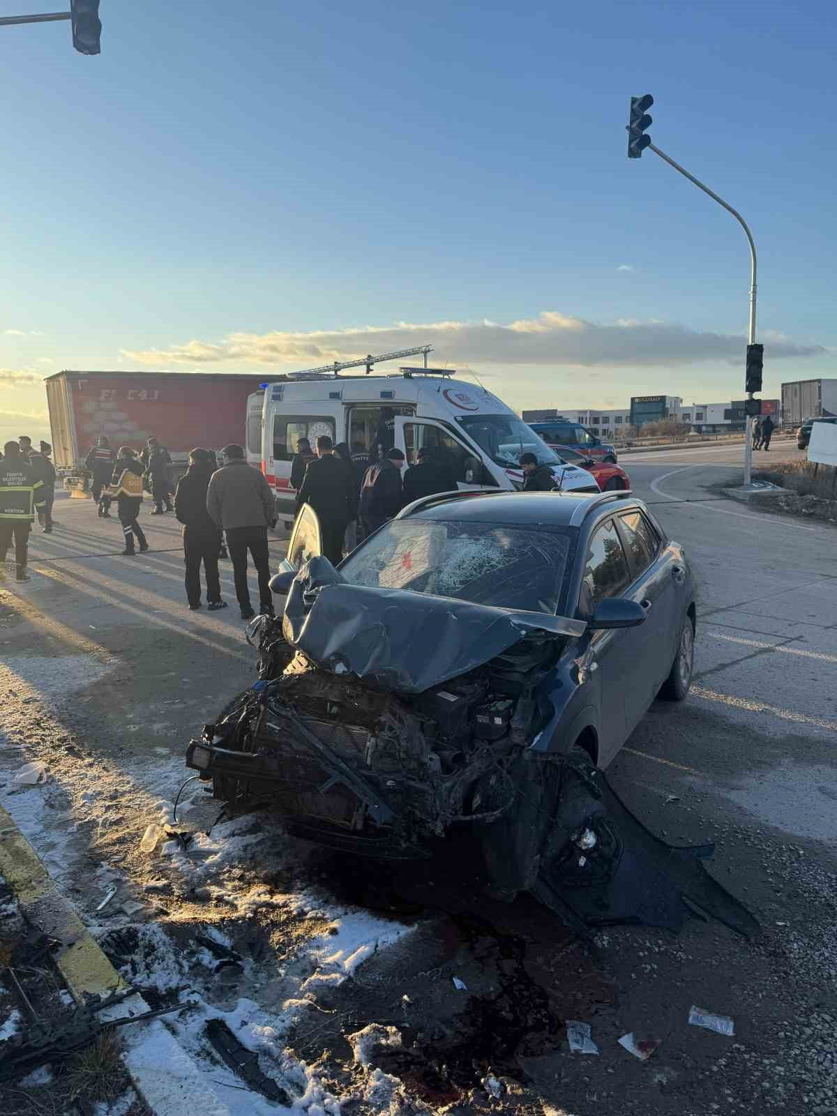 AFYONKARAHİSAR'DA ÖĞRENCİLERİ TAŞIYAN SERVİS ARACI İLE OTOMOBİLİN ÇARPIŞMASI SONUCU MEYDANA GELEN...