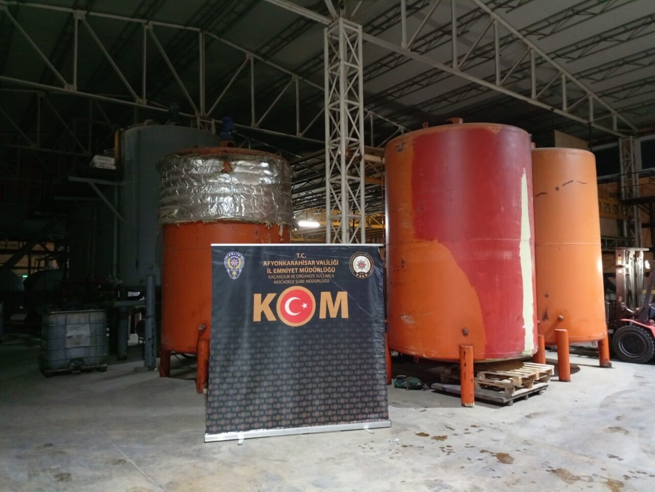 AFYONKARAHİSAR'DA POLİS TARAFINDAN AKARYAKIT ÜRETİM TESİSİNE ÇEVRİLEN BİR DEPOYA YAPILAN BASKIN DA...