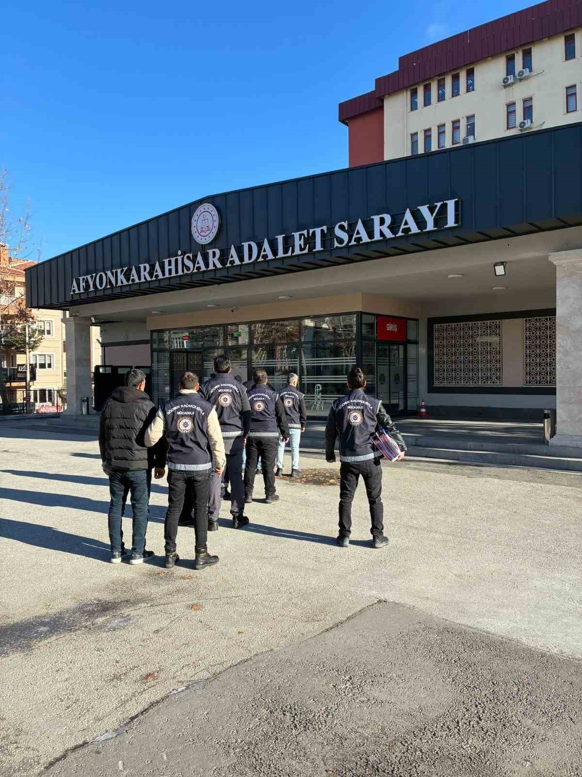 AFYONKARAHİSAR'DA POLİS TARAFINDAN GERÇEKLEŞTİRİLEN DÜZENSİZ GÖÇMEN OPERASYONUNDA İKİSİ...