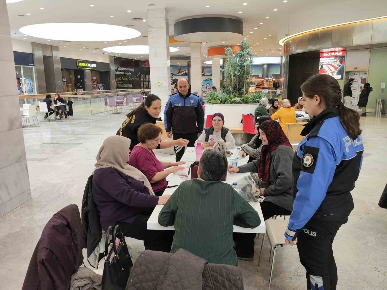 AFYONKARAHİSAR'DA POLİS TARAFINDAN VATANDAŞLARA YÖNELİK HIRSIZLIK VE TELEFON DOLANDIRICILIĞINA...