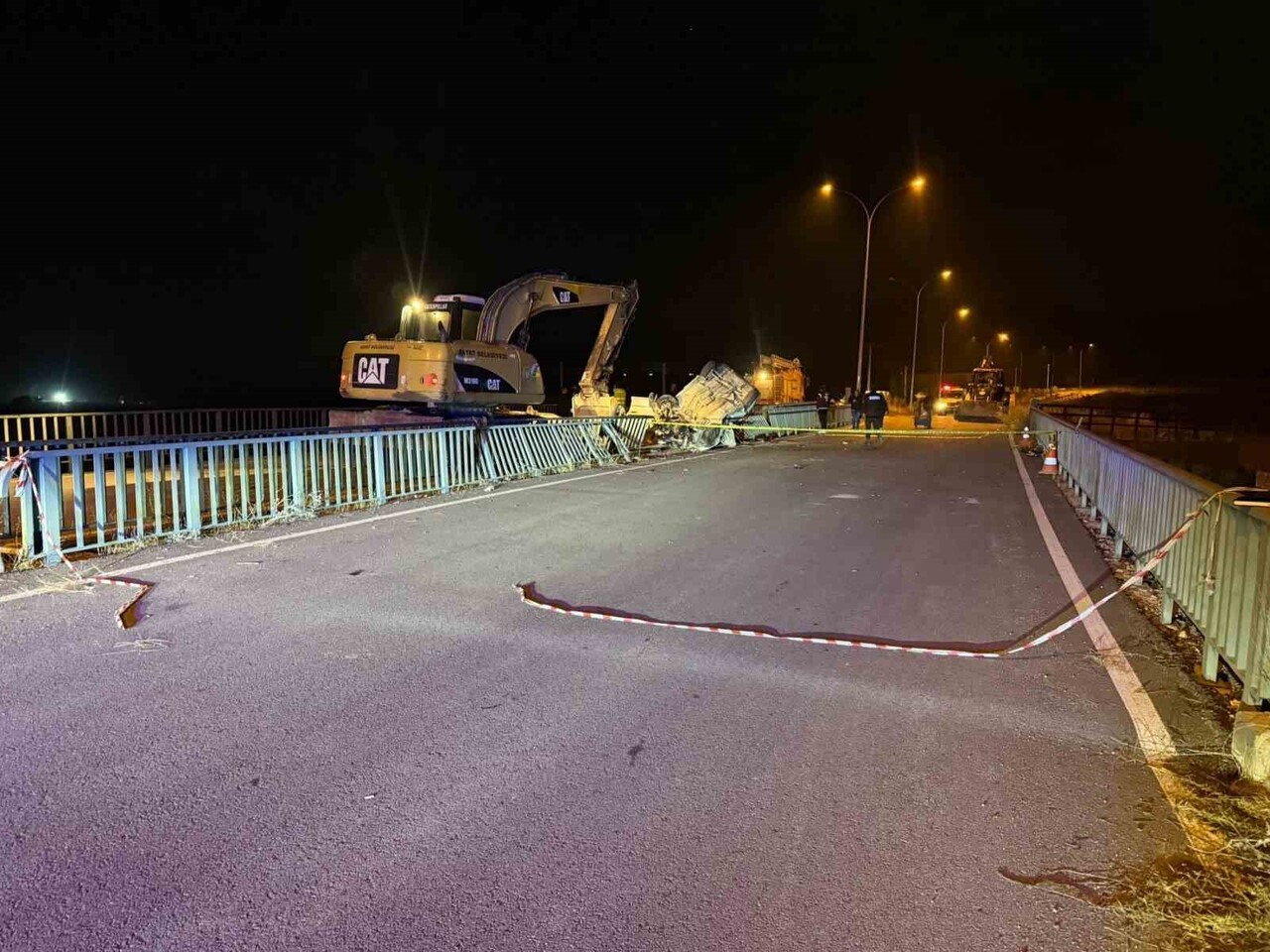 AFYONKARAHİSAR'IN BAYAT İLÇESİNDE KÖPRÜ DEMİRLERİNE ÇARPARAK HURDA YIĞININA DÖNEM OTOMOBİLDE 1...