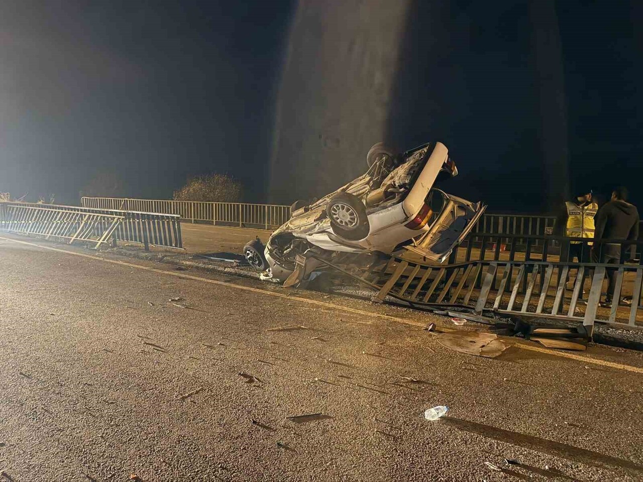 AFYONKARAHİSAR'IN BAYAT İLÇESİNDE KÖPRÜ DEMİRLERİNE ÇARPARAK HURDA YIĞININA DÖNEM OTOMOBİLDE 1...