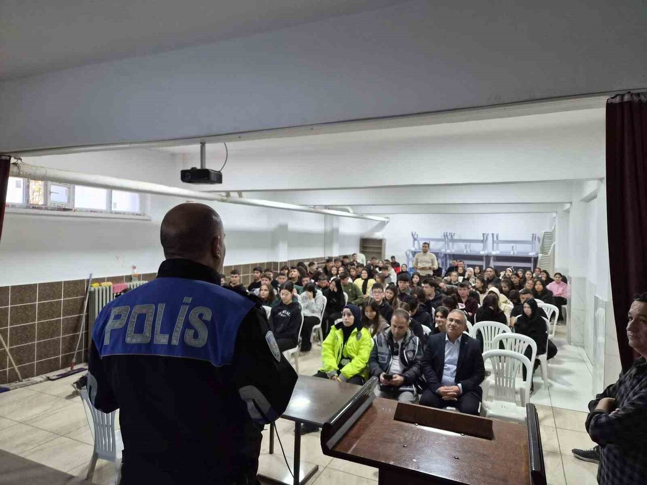 AFYONKARAHİSAR'IN SANDIKLI İLÇESİNDE ÖĞRENCİ VE ÖĞRETMENLERE POLİS TARAFINDAN EĞİTİM...