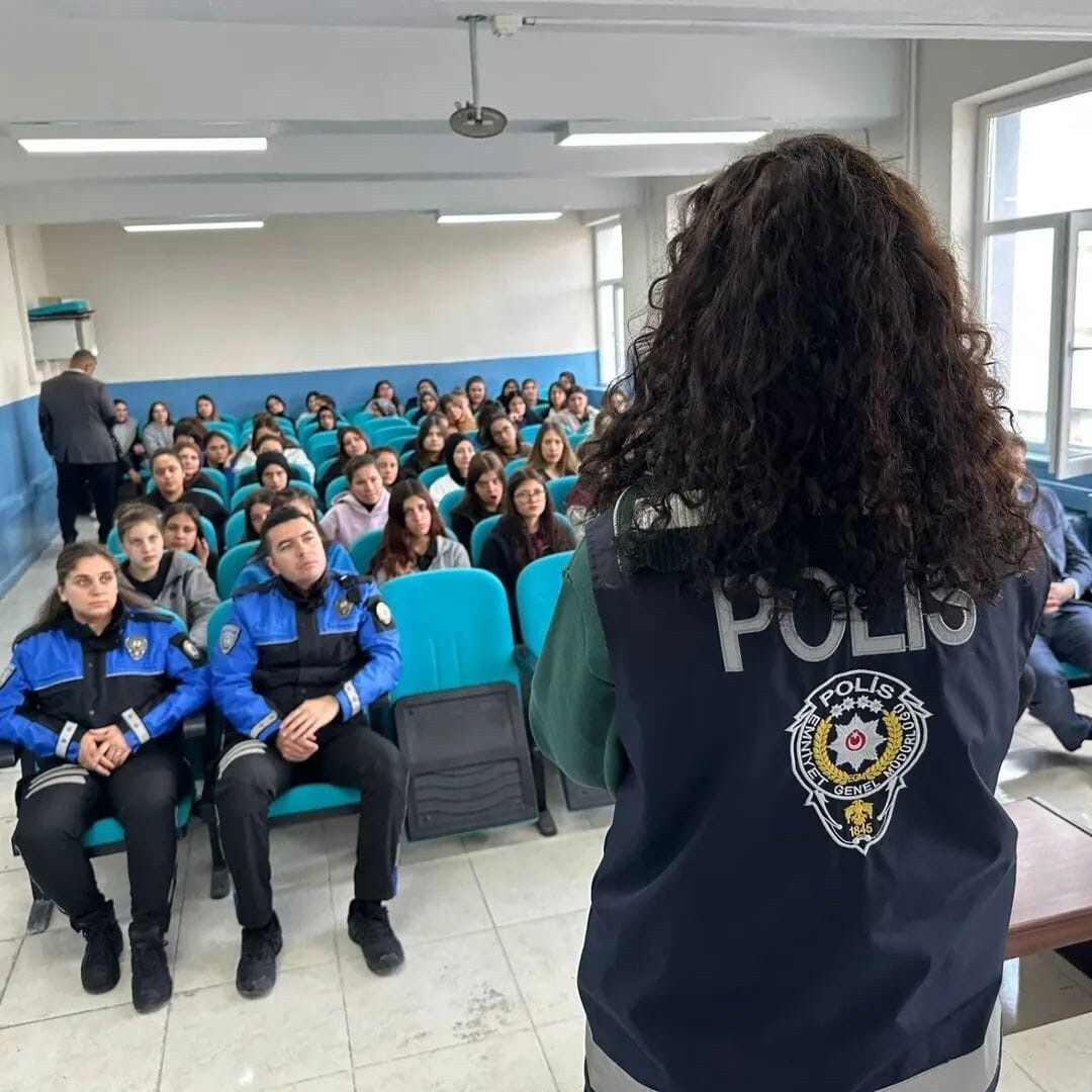 AFYONKARAHİSAR'IN SANDIKLI İLÇESİNDE POLİS EKİPLERİ TARAFINDAN LİSE ÖĞRENCİLERİNE YÖNELİK GÜVENLİ...